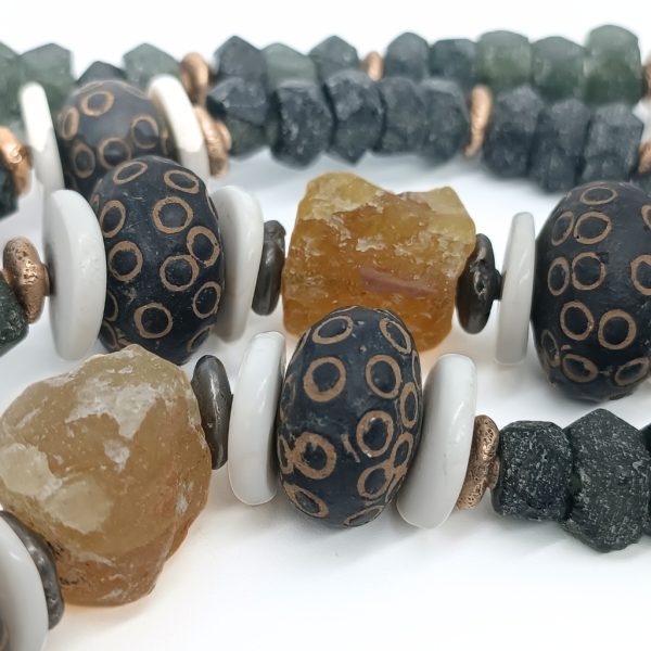 Collar stones, cristal, ebano y cuarzo